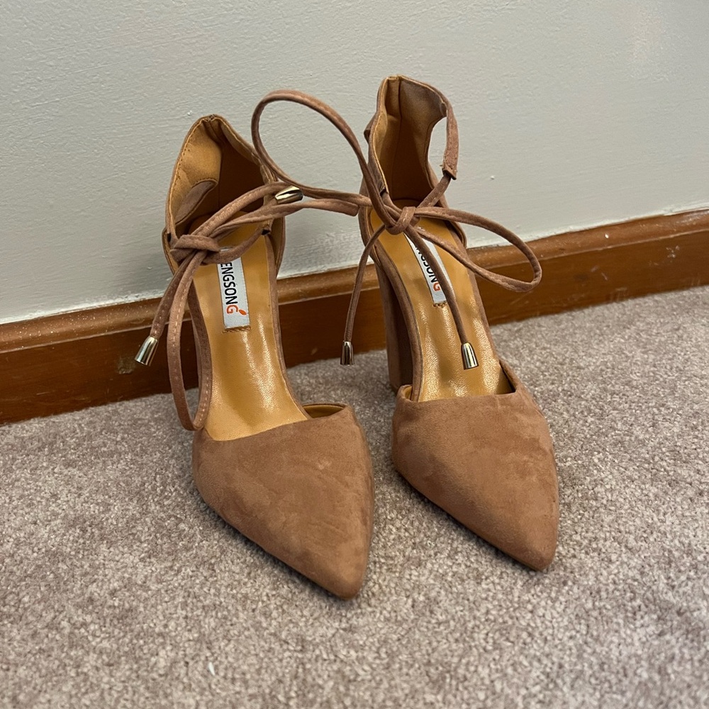 Hengsong Nude Suede block heels with strap. Size 36